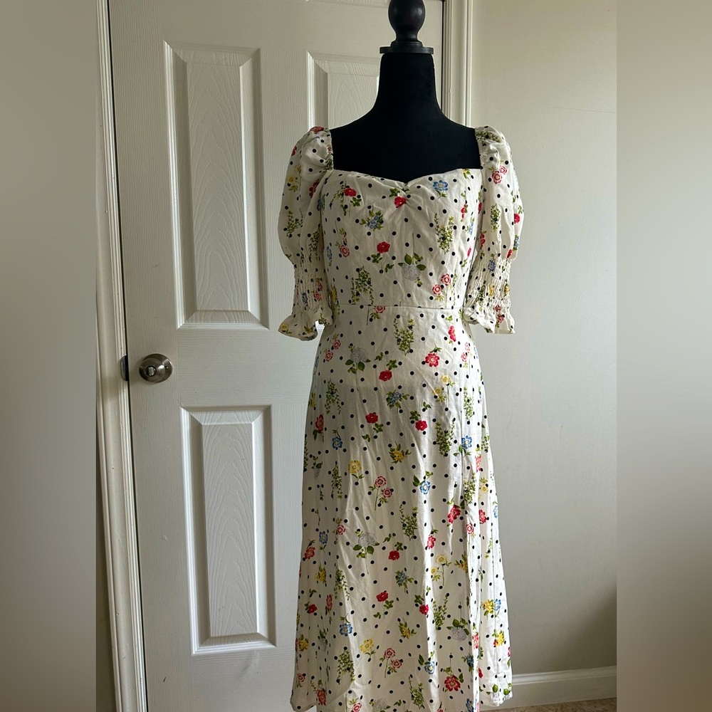Mi ami flower dress with a zipper back, and side slit. Francesca’s